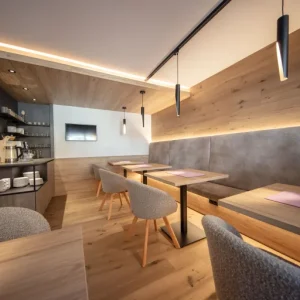 Fruehstucksraum-01-768x512