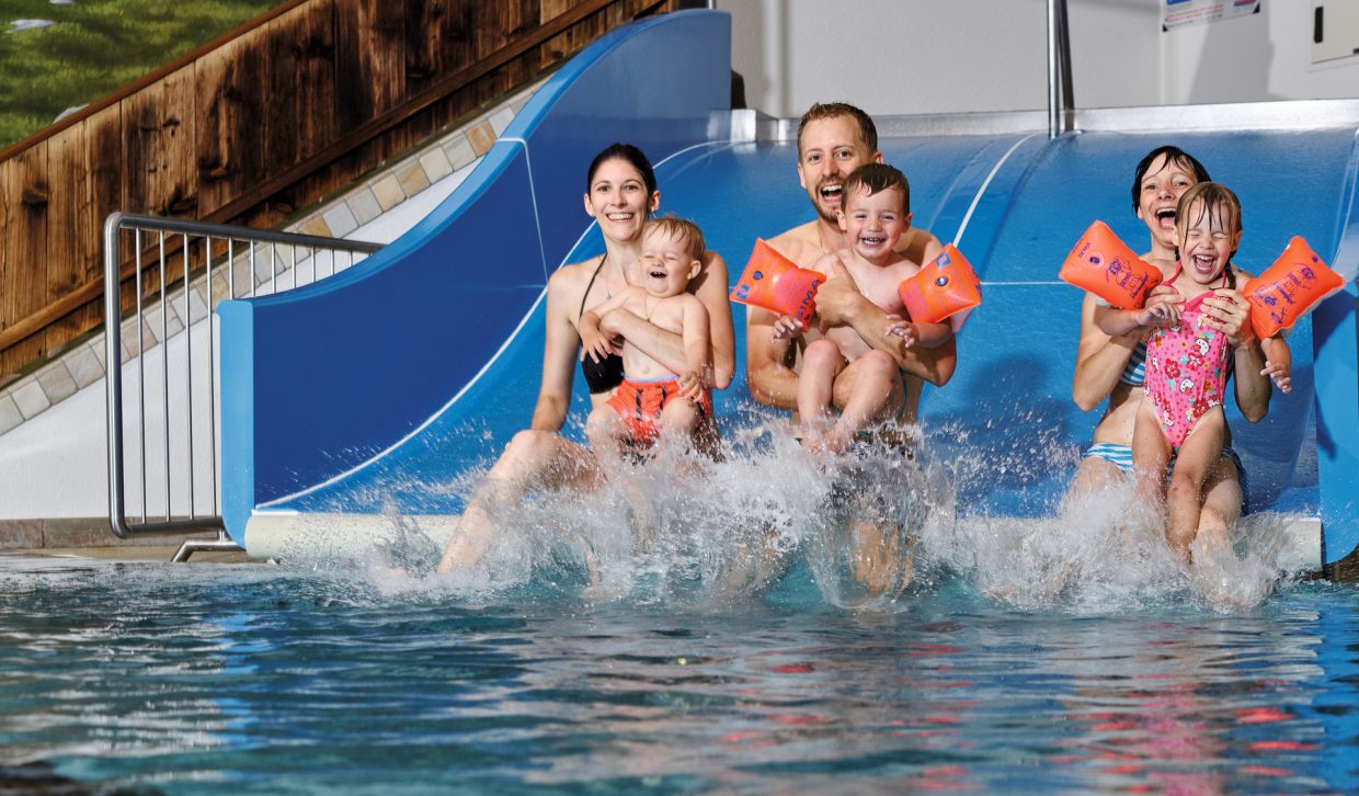 Kinder, Familie im Kinderschwimmbereich Freizeit Arena